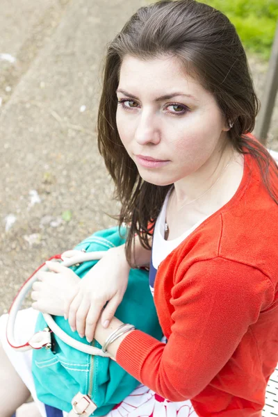 Sensual hermosa chica con el pelo largo al aire libre — Foto de Stock